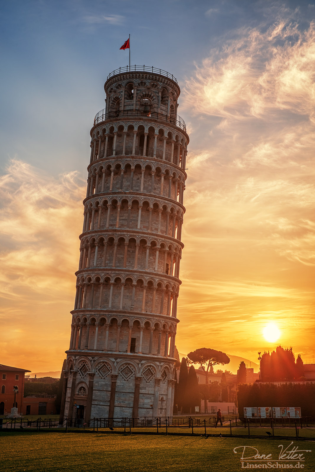 Der schiefe Turm von Pisa im goldenen Licht